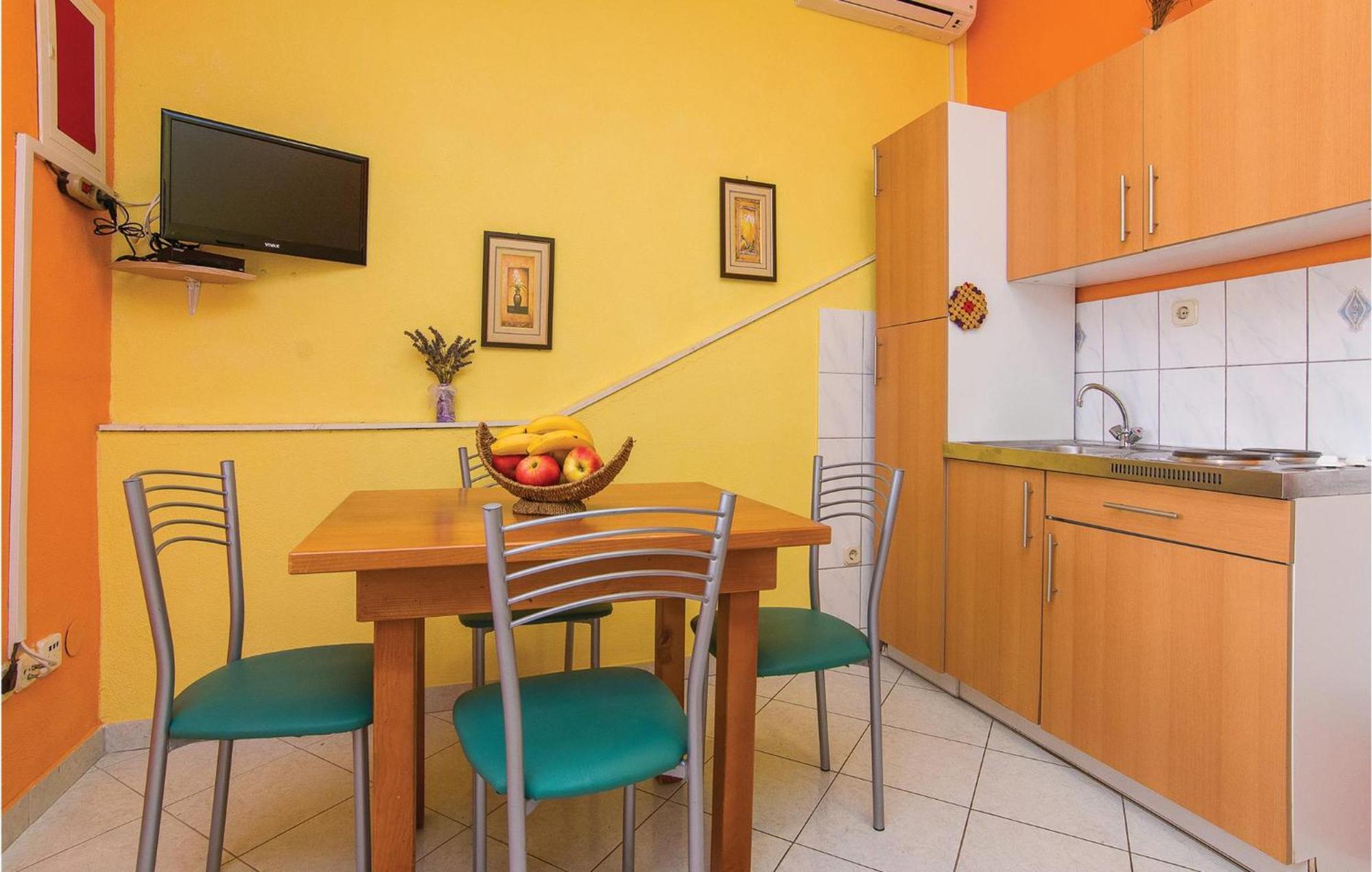 Pet Friendly Apartment In Pakostane With Kitchen Eksteriør bilde