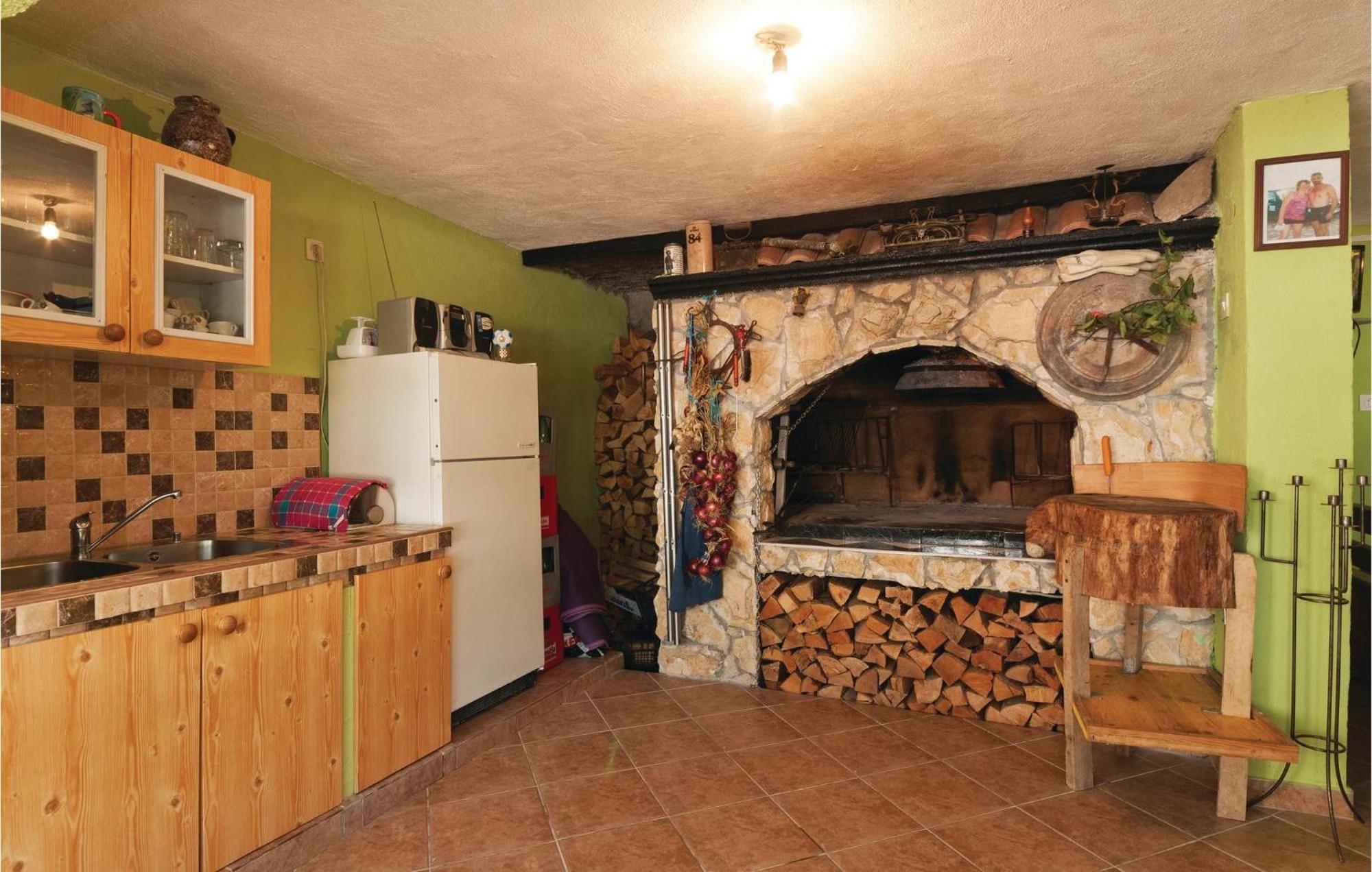 Pet Friendly Apartment In Pakostane With Kitchen Eksteriør bilde